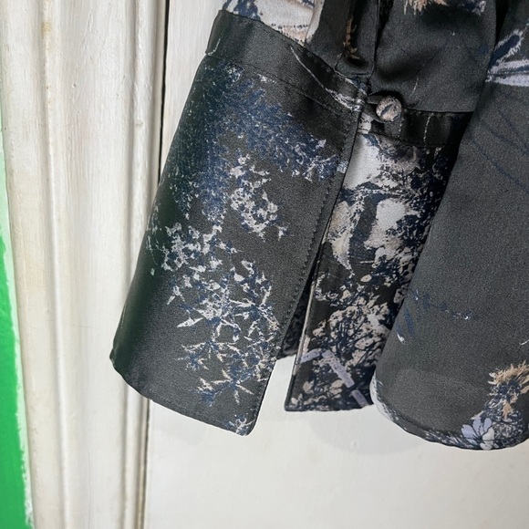 Banana Republic Grey Floral Blouse - Picture 4 of 8